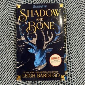 Books Shadow and Bone - Leigh Bardugo